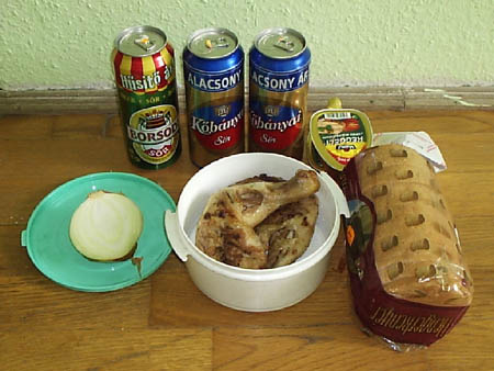 Túlélőkészlet (2 komlett sült csirkecomb, csípős reggeli kenőmájas, 3 doboz sör)